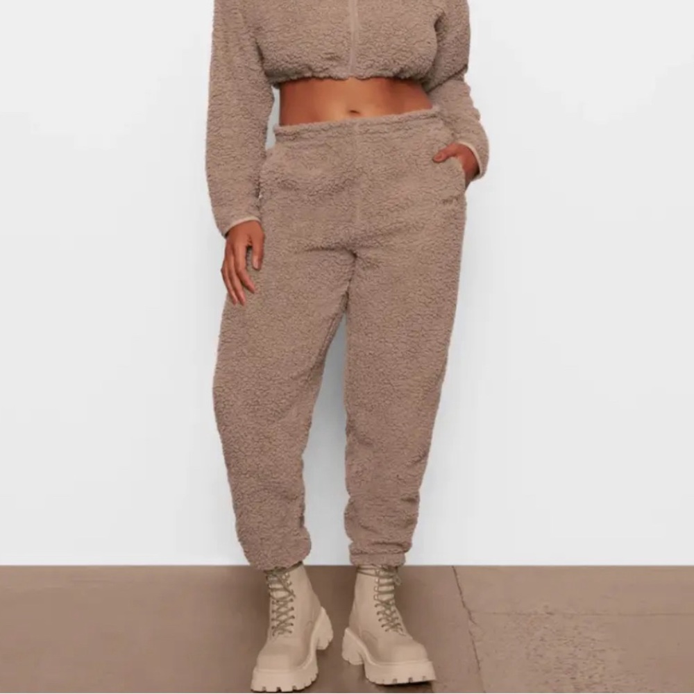 SKIMS Teddy joggers in desert brand new with tags in package